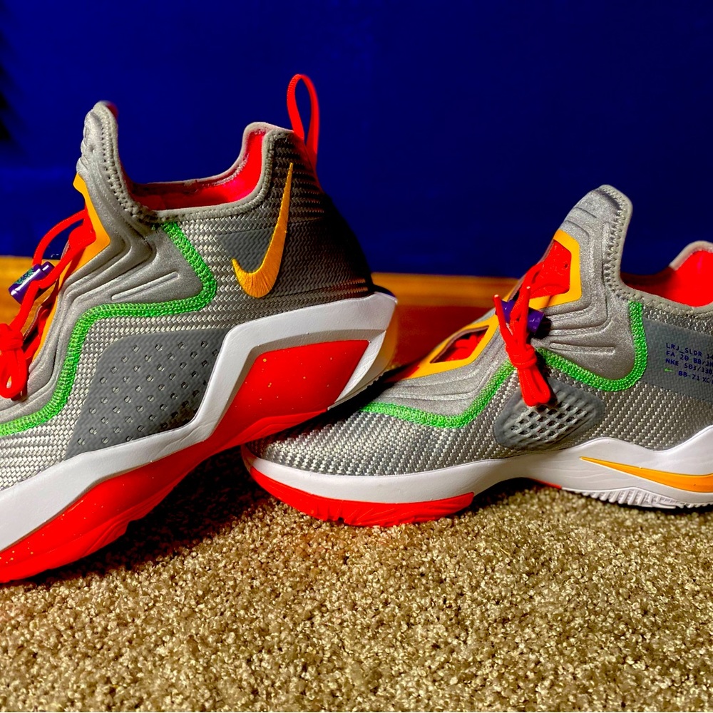 Nike Mens Lebron Soldier XIV 14 Basketball Shoes